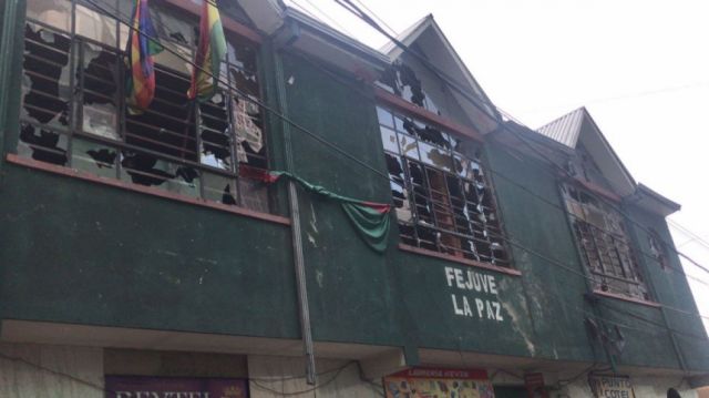 Así quedó la fachada del edificio de la Fejuve La Paz