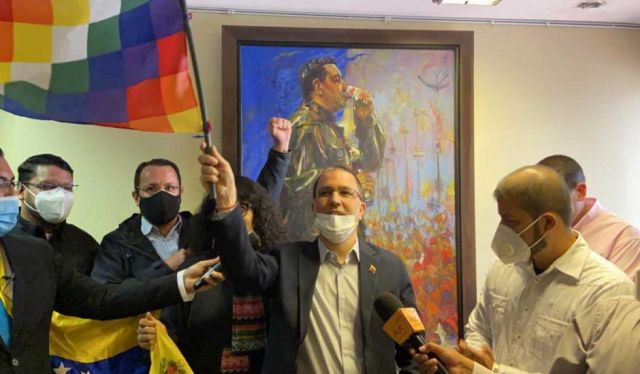 Canciller de Maduro encabeza toma de Embajada de Venezuela en La Paz