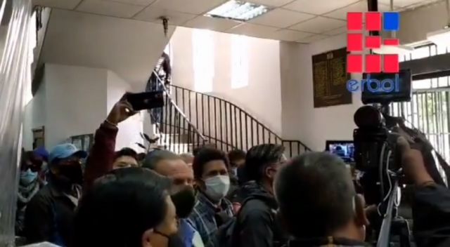 “¡Fuera pititas, fuera golpistas!", afines al MAS hostigan a funcionarios del Ministerio de Salud