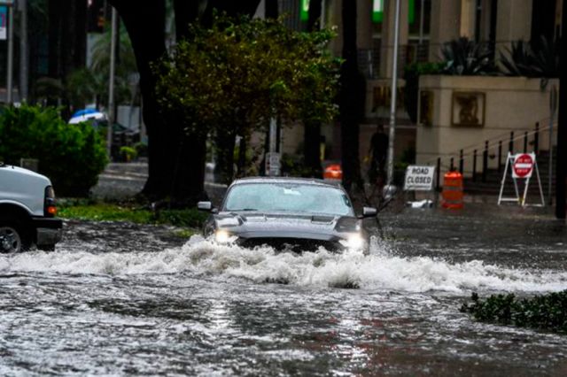 Eta se mueve sobre el norte de Florida en EEUU