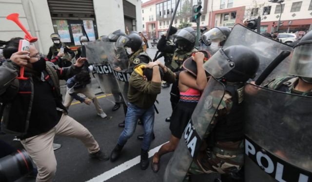 Gases y disparos: violencia represiva estalla en Perú