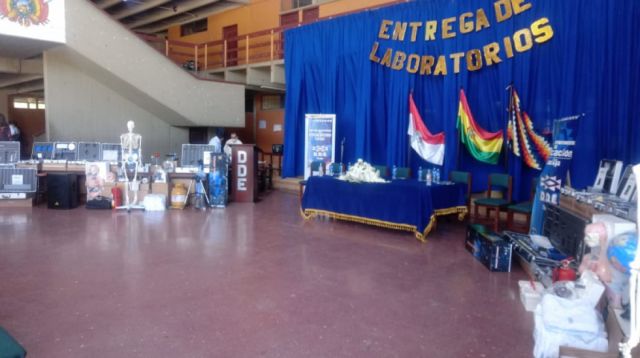 Entrega de equipamiento para colegios en Tarija