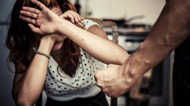 Mujer zafa de golpiza de su concubino gracias a vecinos