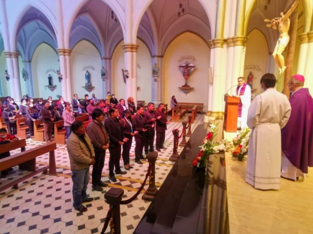 Evo Morales en una misa por su hermana