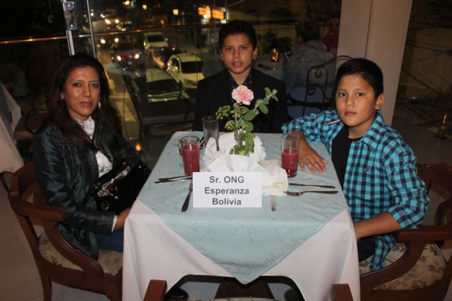 Noche en familia: Nilda Humacata  junto a Rodrigo y Arturo Miranda.