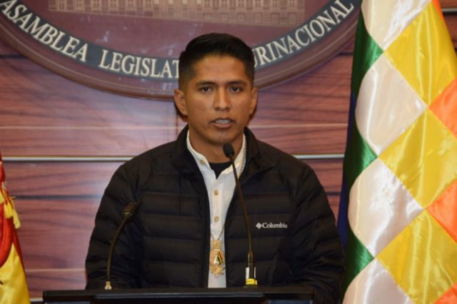 Andrónico: es hora de pensar más en el país que en el partido