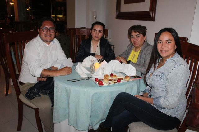 Paola Peralta, Mari Soruco, Carola Peralta  y Eduardo Guzmán.
