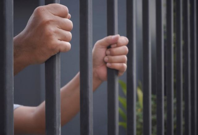 Dan 25 años de cárcel a  médico que violó a menor