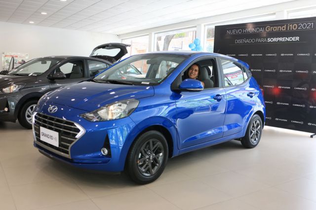 Claudia Urquizu muestra la versión sport  del Hyundai Grand i10.