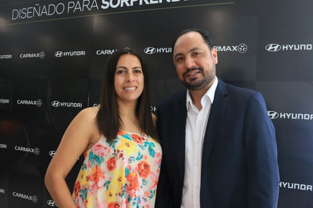 Joel Vargas junto a su esposa Claudia Urquizu.