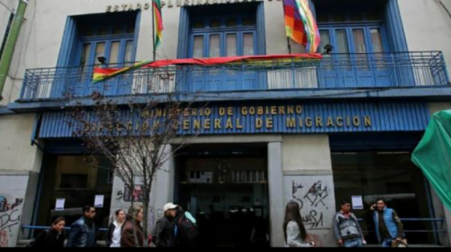 Por un error de Migración, residente extranjero debe pagar multa onerosa al Segip