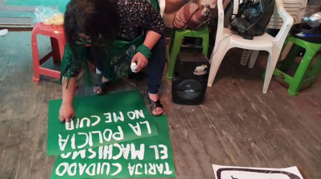 Integrante trabajando en las consignas del 25N.