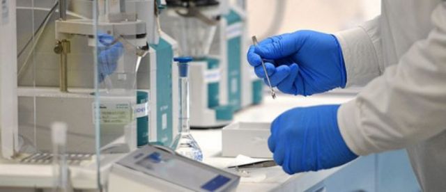 Error en dosis acaba siendo golpe de suerte para AstraZeneca y Oxford
