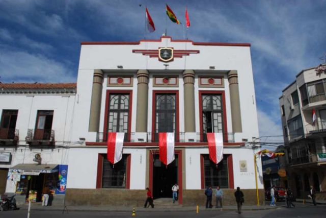 Alejan a dos funcionarios de la Alcaldía de Tarija por "pedir dinero" para campaña