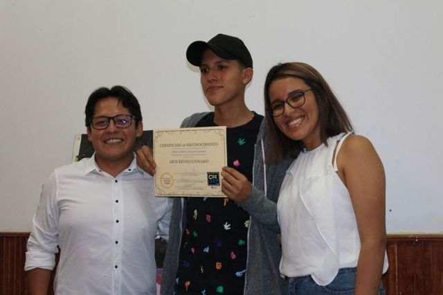 Los talleristas junto a uno de los estudiantes.