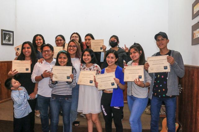 Entrega de certificados a los participantes del taller "La canción social en Latinoamérica".