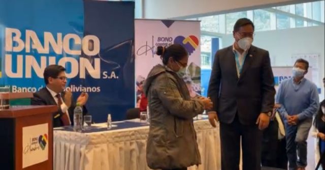 Arce realiza el primer pago del Bono Contra el Hambre
