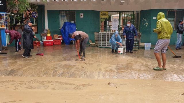 Personal sacando el agua en el hospital Obrero