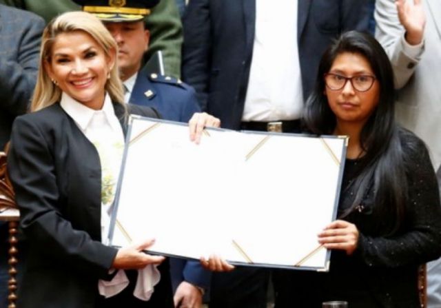 Áñez le pide a Arce pagar en 2021 los bonos Canasta, Familia y Universal