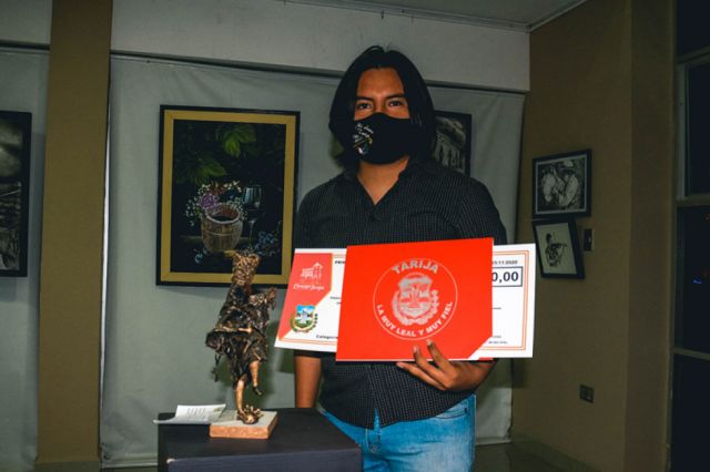 Juan Miguel Ovando Aldana ganó en escultura con la obra “Fuerza Tarija”.
