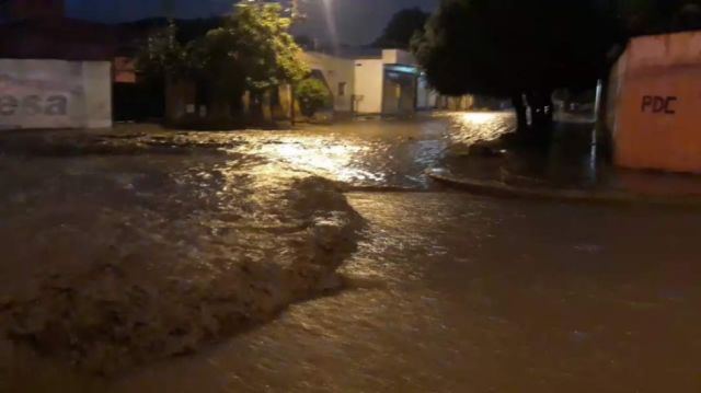 Fuertes precipitaciones dejan pérdidas de hasta Bs. 5.000 en puestos del Mercado Campesino