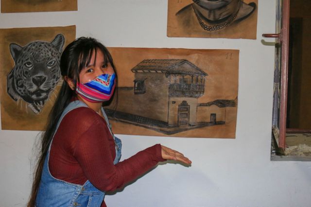 Una de las estudiantes del taller.