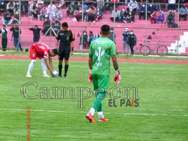 Las dos caras de Tomayapo al momento de los penales