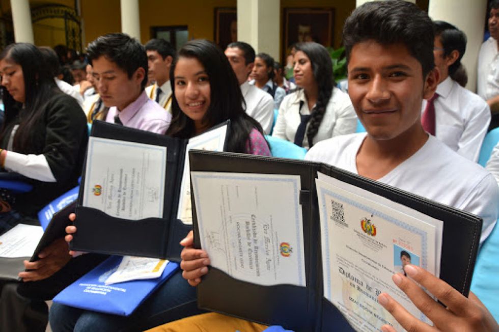 Entrega De Diplomas De Bachiller Solo Contará Con Presencia De ...