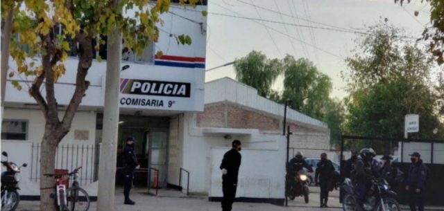 Ató a su hijo de 2 años al  poste y lo puso bajo el sol