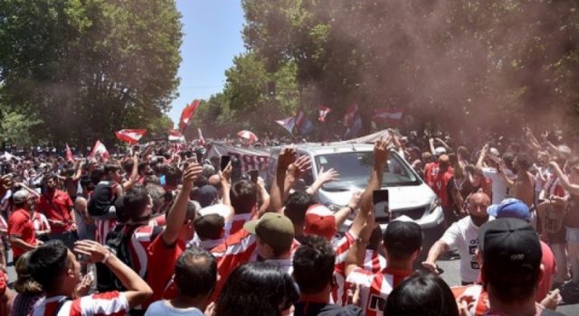 Multitudinaria despedida de Alejandro Sabella en La Plata