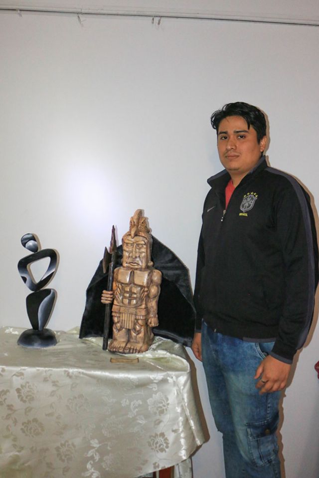 Brayan J. Condori Soliz presentando sus obras “Desolación” y “Divino místico”.