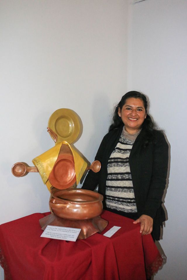 La artista  Claudia Zanabria.