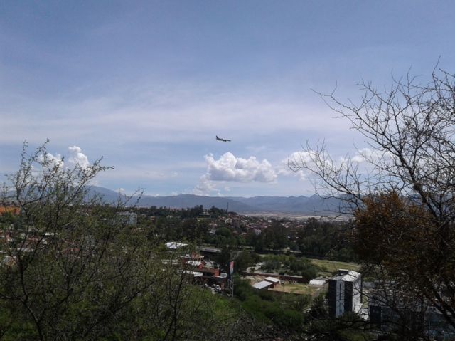Volando sobre la ciudad de Tarija               (Fotografía: Ricardo Ávila Castellanos.)