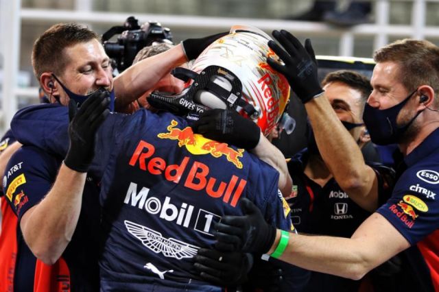 Verstappen se une a la fiesta de Mercedes