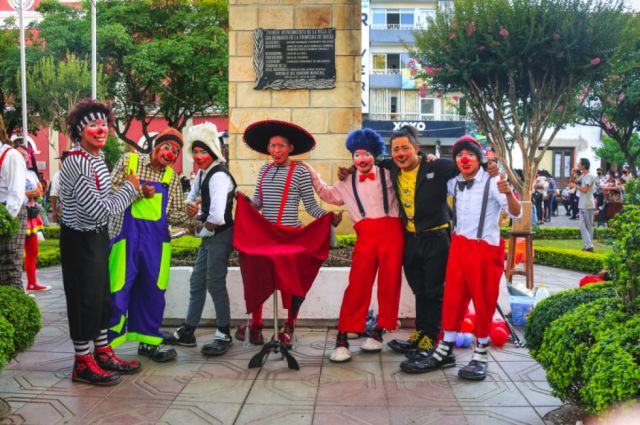El elenco de “Aprendiendo jugando con Yan y Lucesita”.