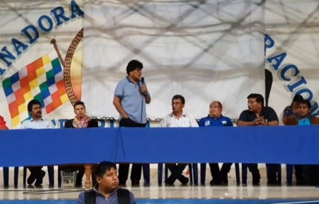 Tribunal del MAS ordenó expulsar a militantes tras silletazo a Evo