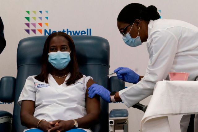 Nueva York: hospital administra primera vacuna Pfizer