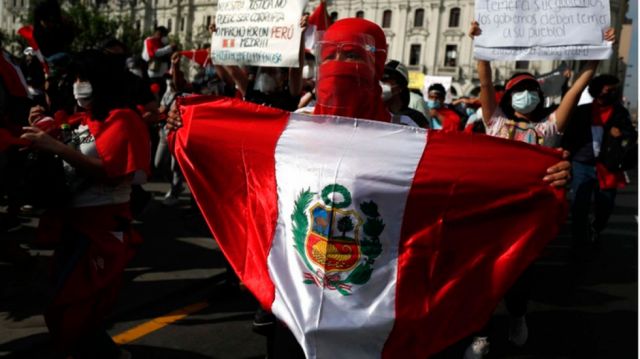 Sondeo: peruanos quieren un cambio de la constitución