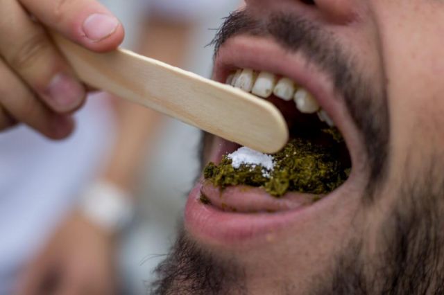 Un sujeto ebrio muere cuando masticaba coca 