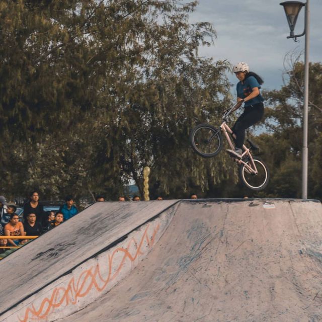 Karen Pezo, la ciclista pionera  en BMX extremo en Bolivia