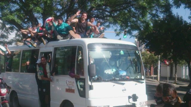 Una caravana recorre la ciudad con los campeones