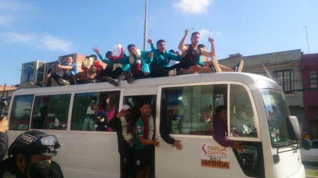 Una caravana recorre la ciudad con los campeones
