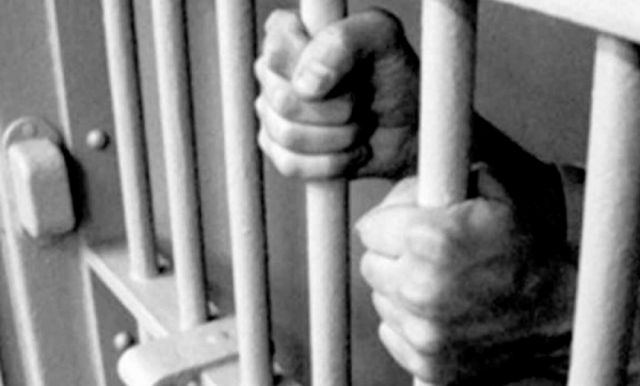 Lo encierran  por mostrar  sus partes  a una niña