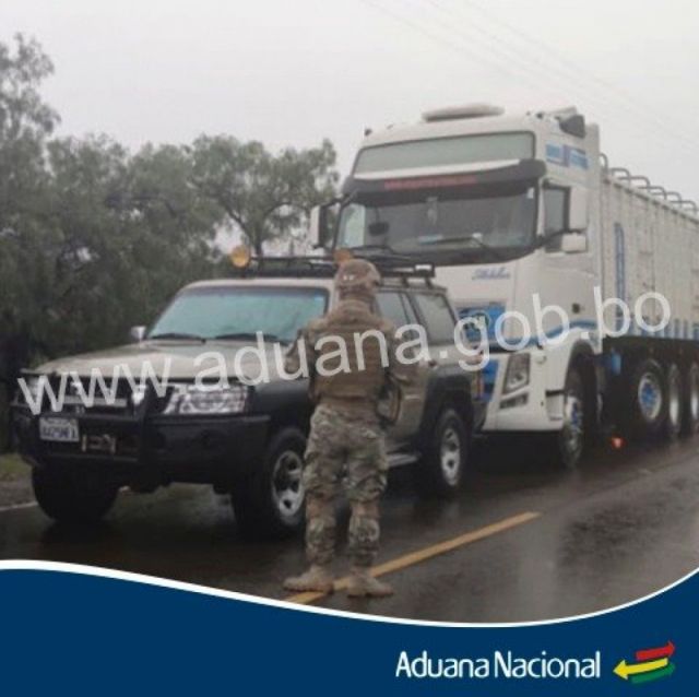 Interceptan cinco camiones con bebidas y maíz de contrabando en Tarija