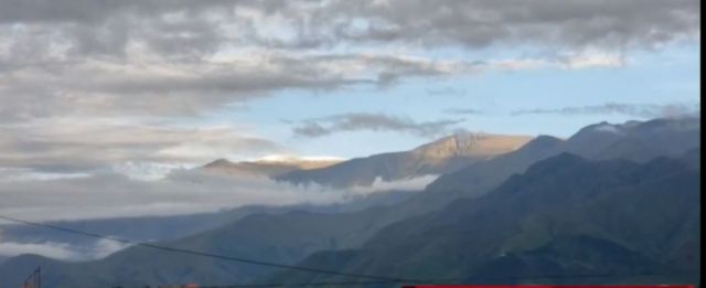 Cordillera de Sama con una capa blanca de granizo