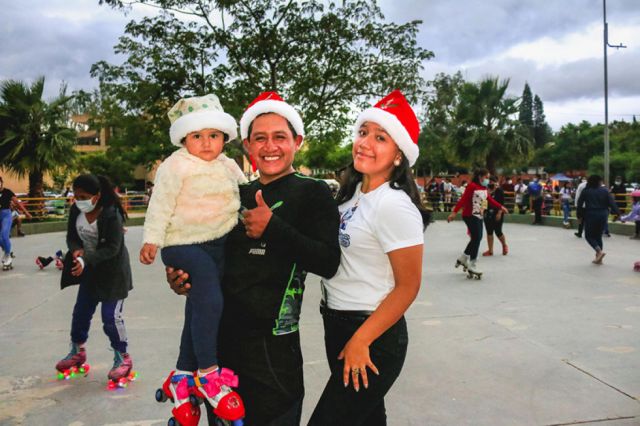 El presidente de la Asociación Municipal  de Patinaje, Jhonny Portillo, junto a sus hijos.
