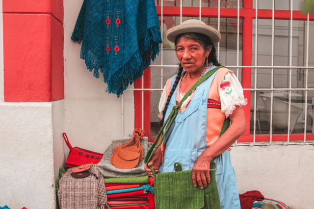 Las manos tejedoras  de doña Rosa Vilte