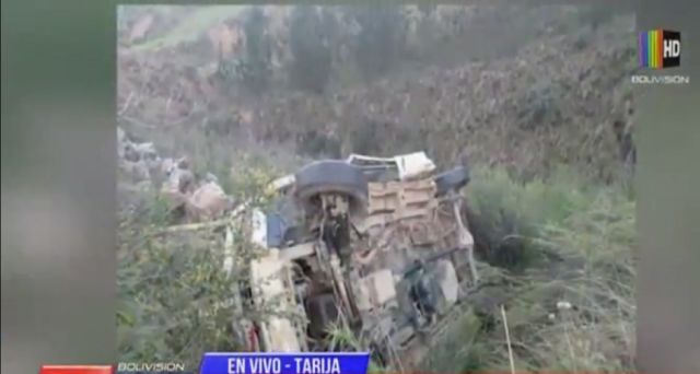 Vehículo se embarranca en Tarija, reportan heridos