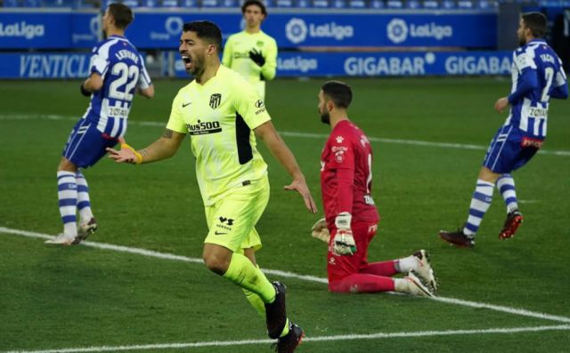 Suárez le da el triunfo al Atlético que sigue líder