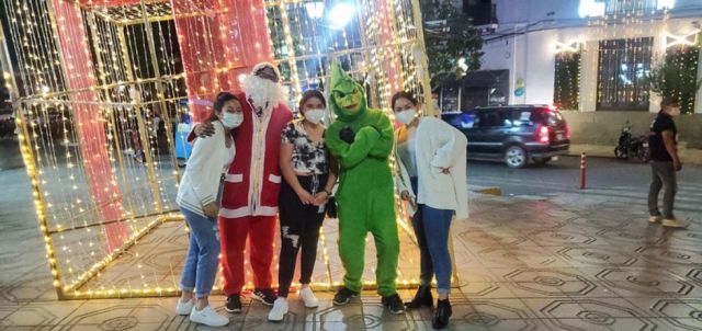 Los personajes de Santa Claus  y el Grinch acompañaron al Team.